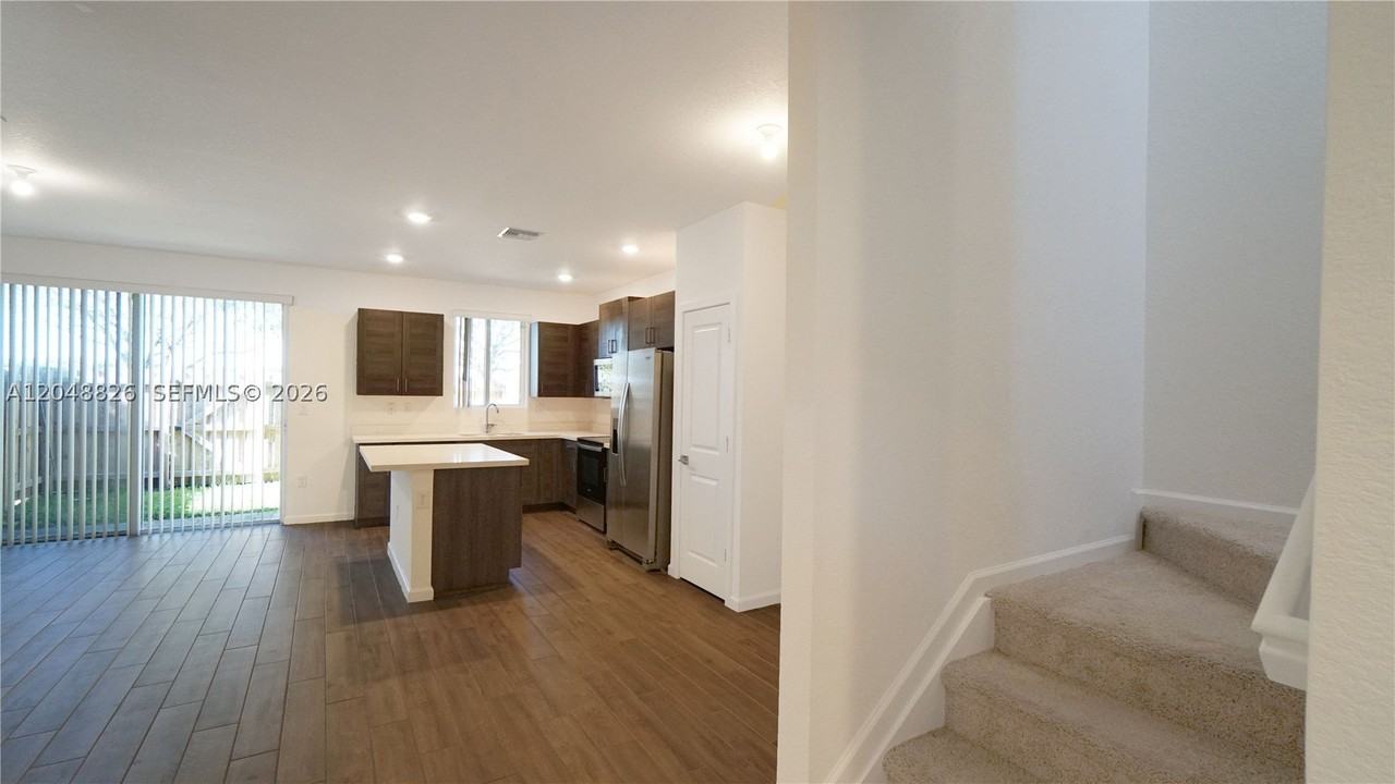 2411 Se 10th St #2411 - Photo 4 of 31