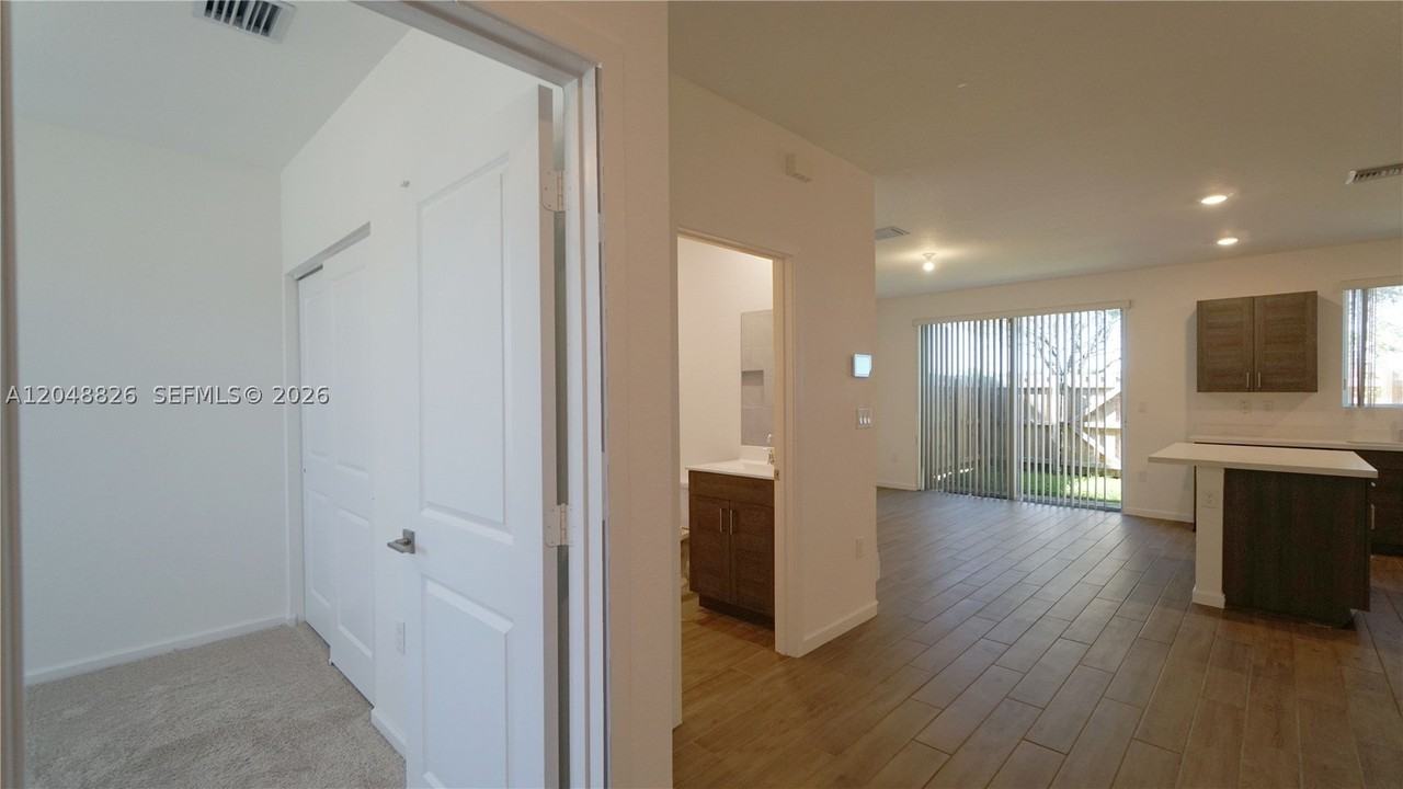 2411 Se 10th St #2411 - Photo 5 of 31