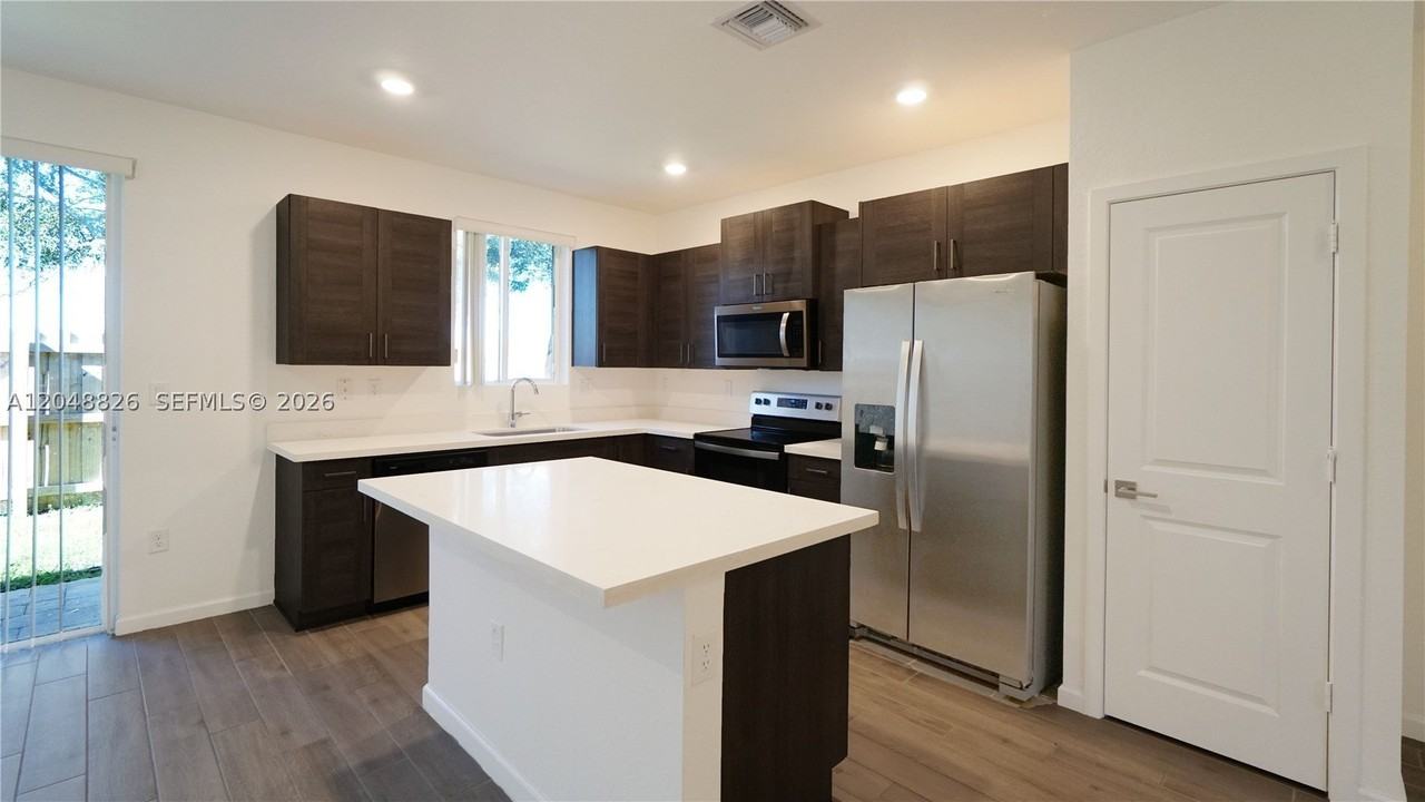 2411 Se 10th St #2411 - Photo 6 of 31
