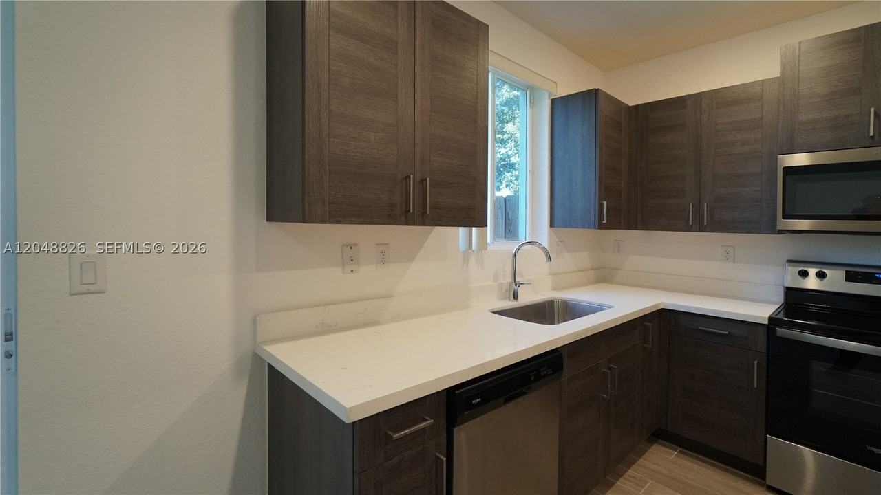 2411 Se 10th St #2411 - Photo 7 of 31