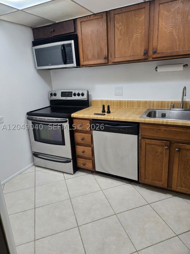 3690 Inverrary Dr #2Q - Photo 5 of 31