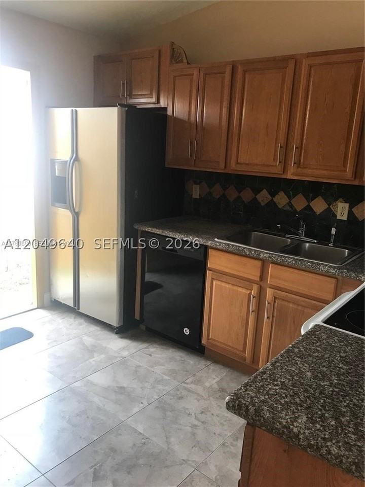 2201 Scott St #B - Photo 7 of 16