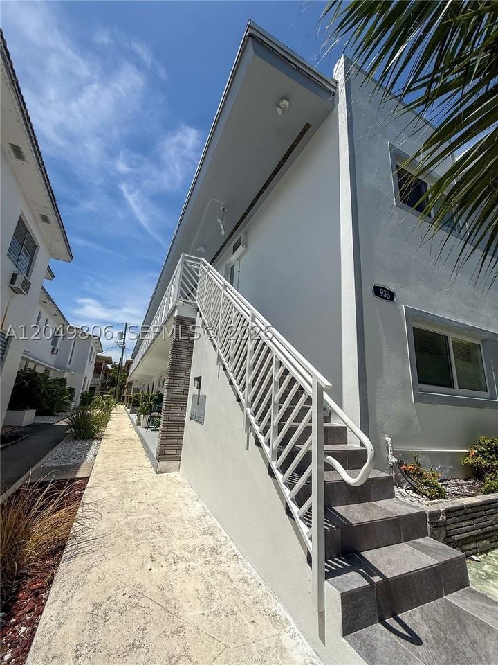 935 Bay Dr #9