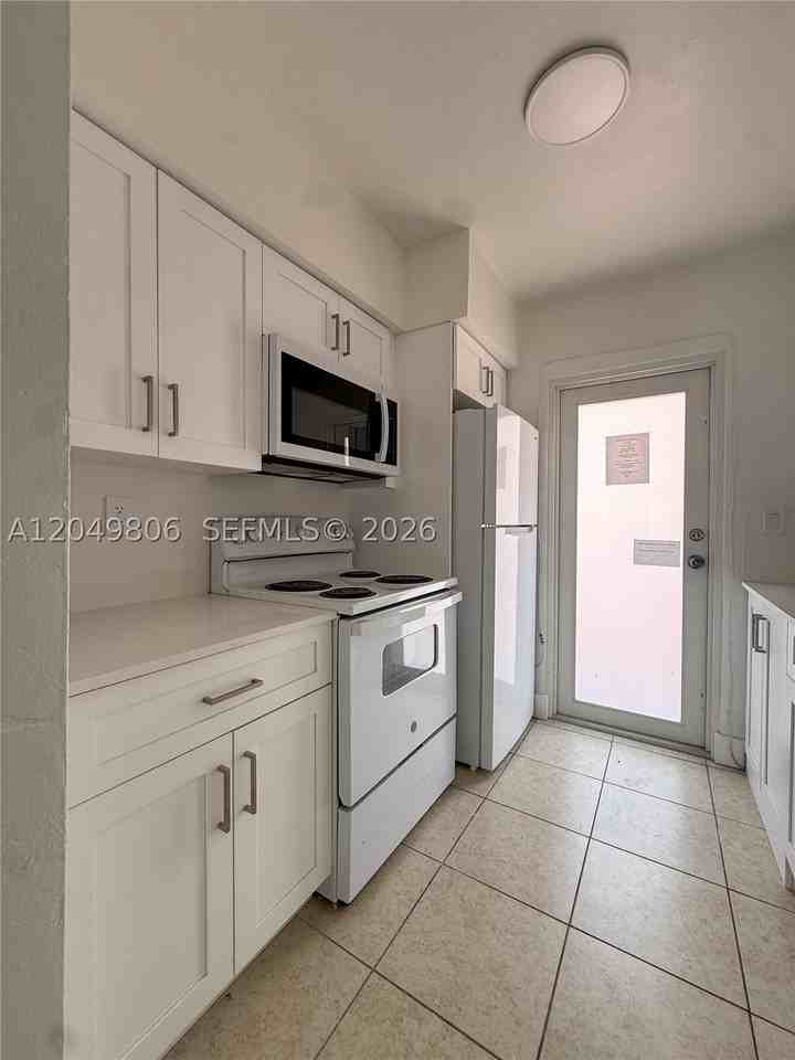935 Bay Dr #9 - Photo 4 of 12