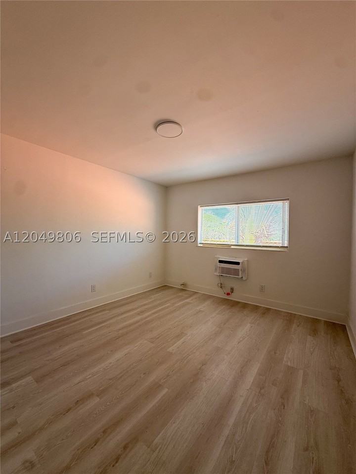 935 Bay Dr #9 - Photo 7 of 12