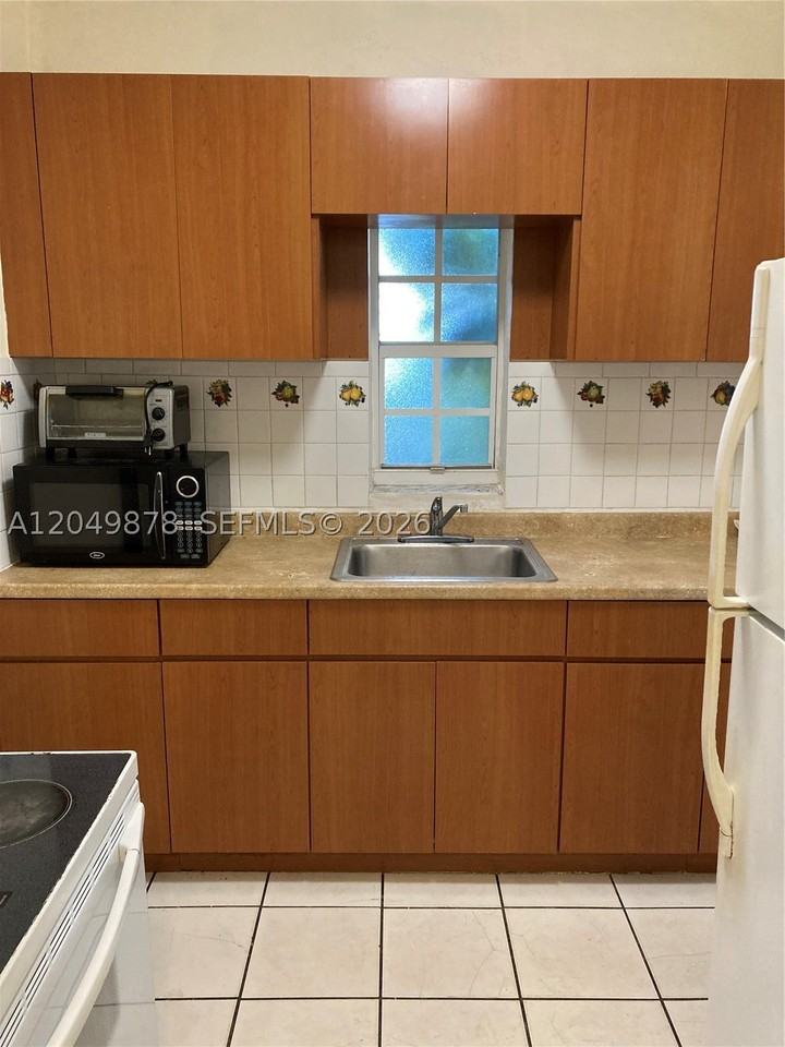822 Sw 31st Ave #822 - Photo 4 of 14