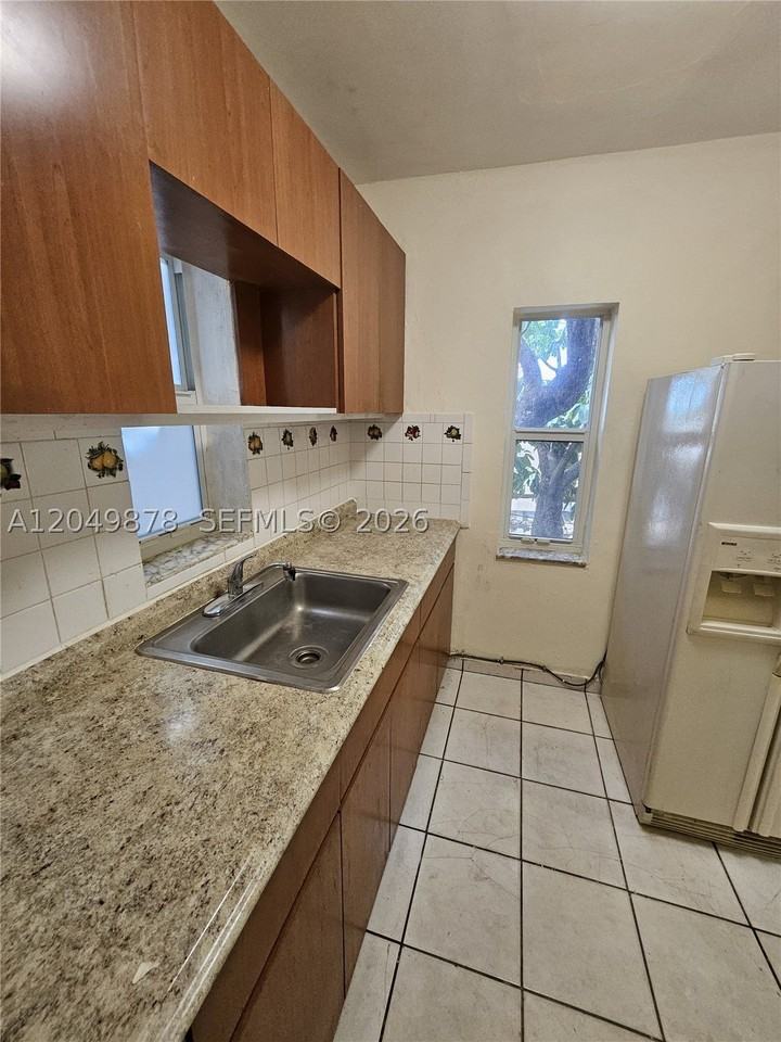 822 Sw 31st Ave #822 - Photo 5 of 14