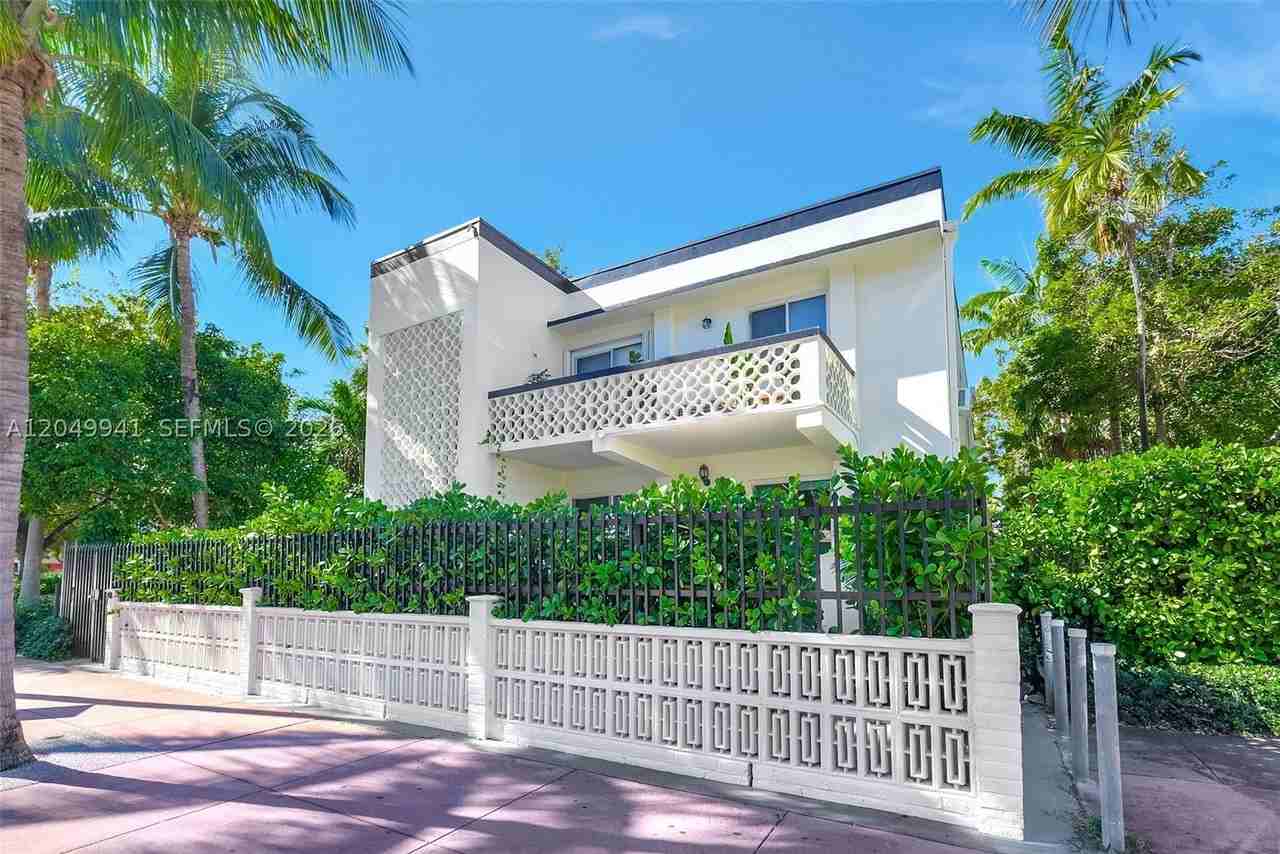 428 Collins Ave #10 - Photo 2 of 38