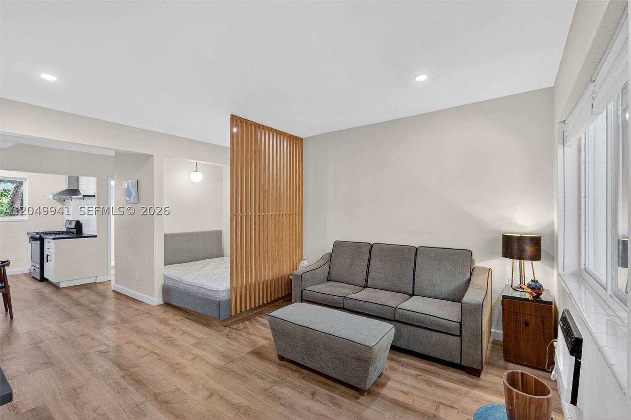 428 Collins Ave #10 - Photo 3 of 38