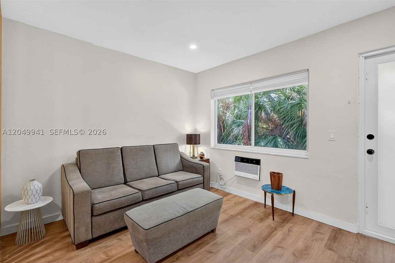 428 Collins Ave #10 - Photo 4 of 38