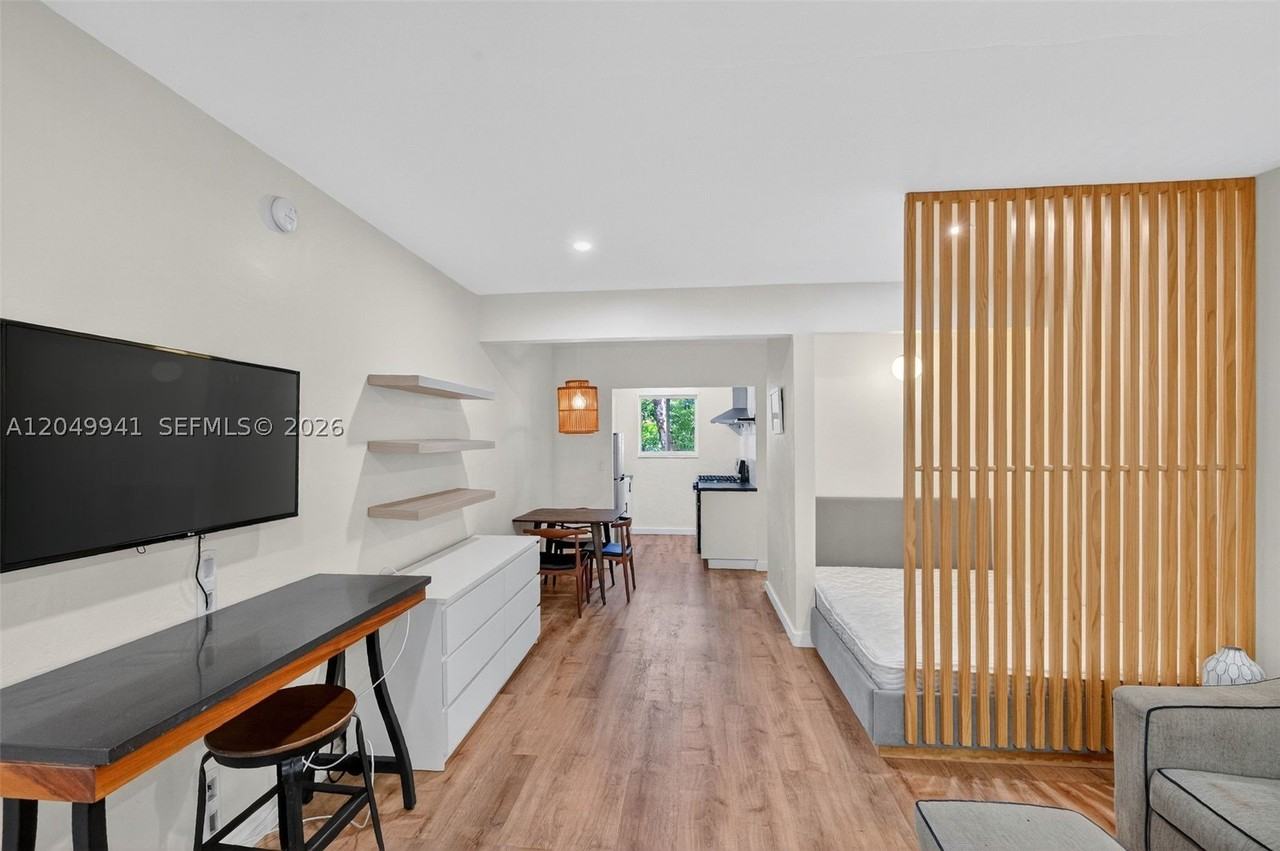 428 Collins Ave #10 - Photo 5 of 38