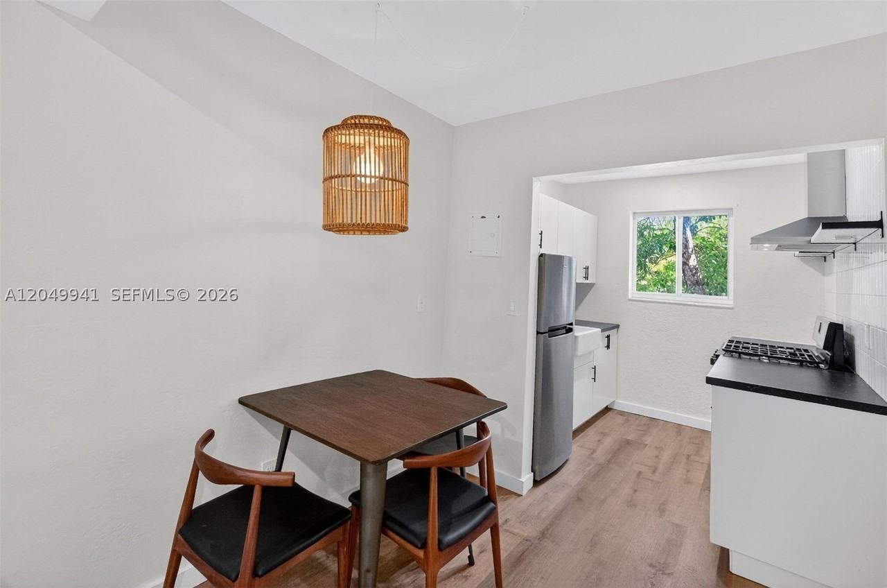 428 Collins Ave #10 - Photo 6 of 38