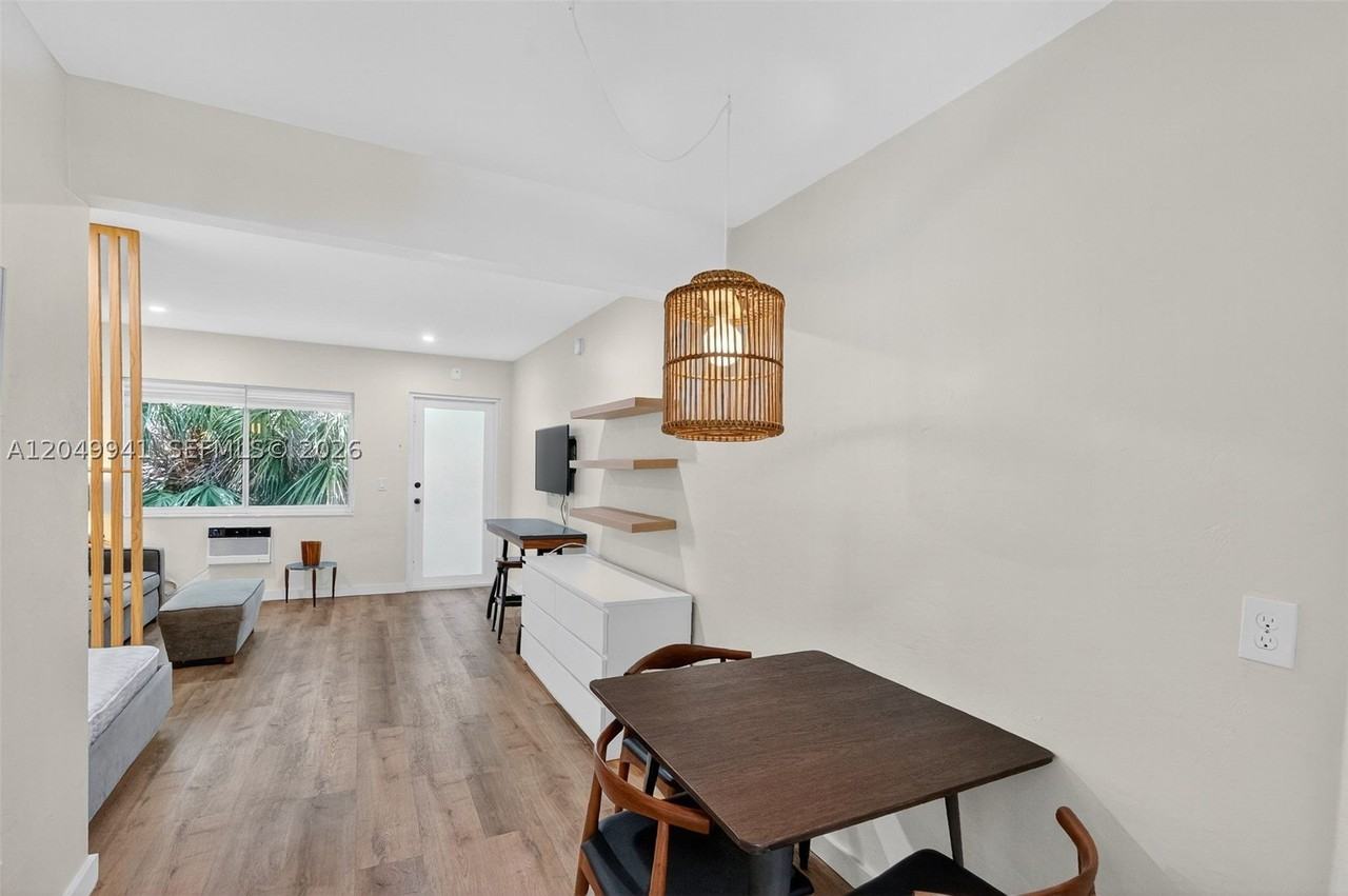 428 Collins Ave #10 - Photo 7 of 38