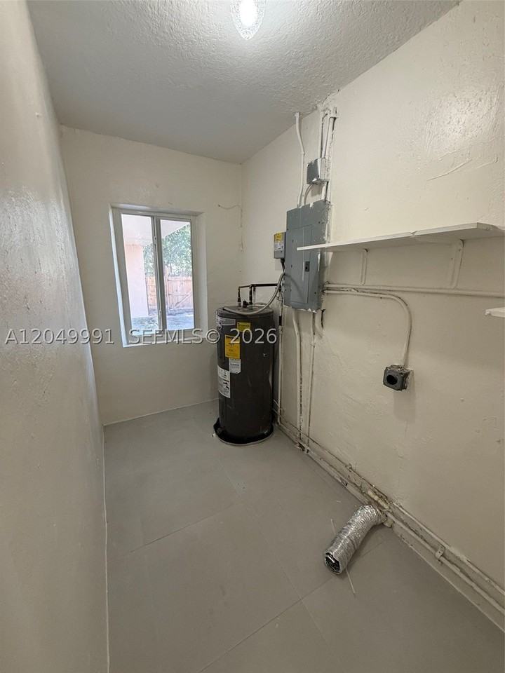 757 Nw 47th St - Photo 6 of 8