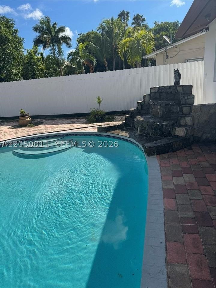 10835 Sw 154th Ter - Photo 4 of 15