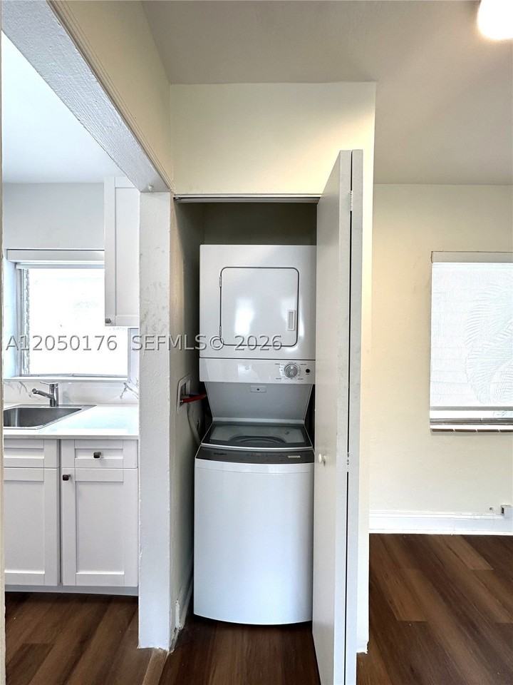 1920 Biarritz Dr #3 - Photo 5 of 21