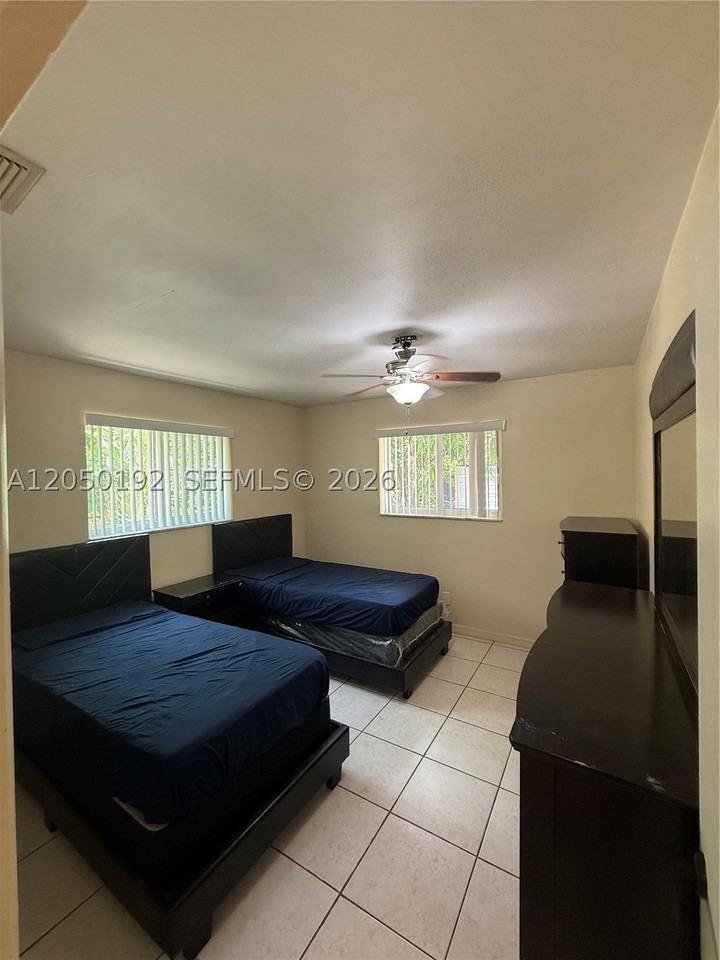 5431 Nw 17th Ct - Photo 3 of 12