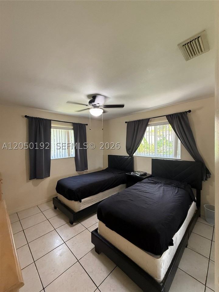 5431 Nw 17th Ct - Photo 4 of 12