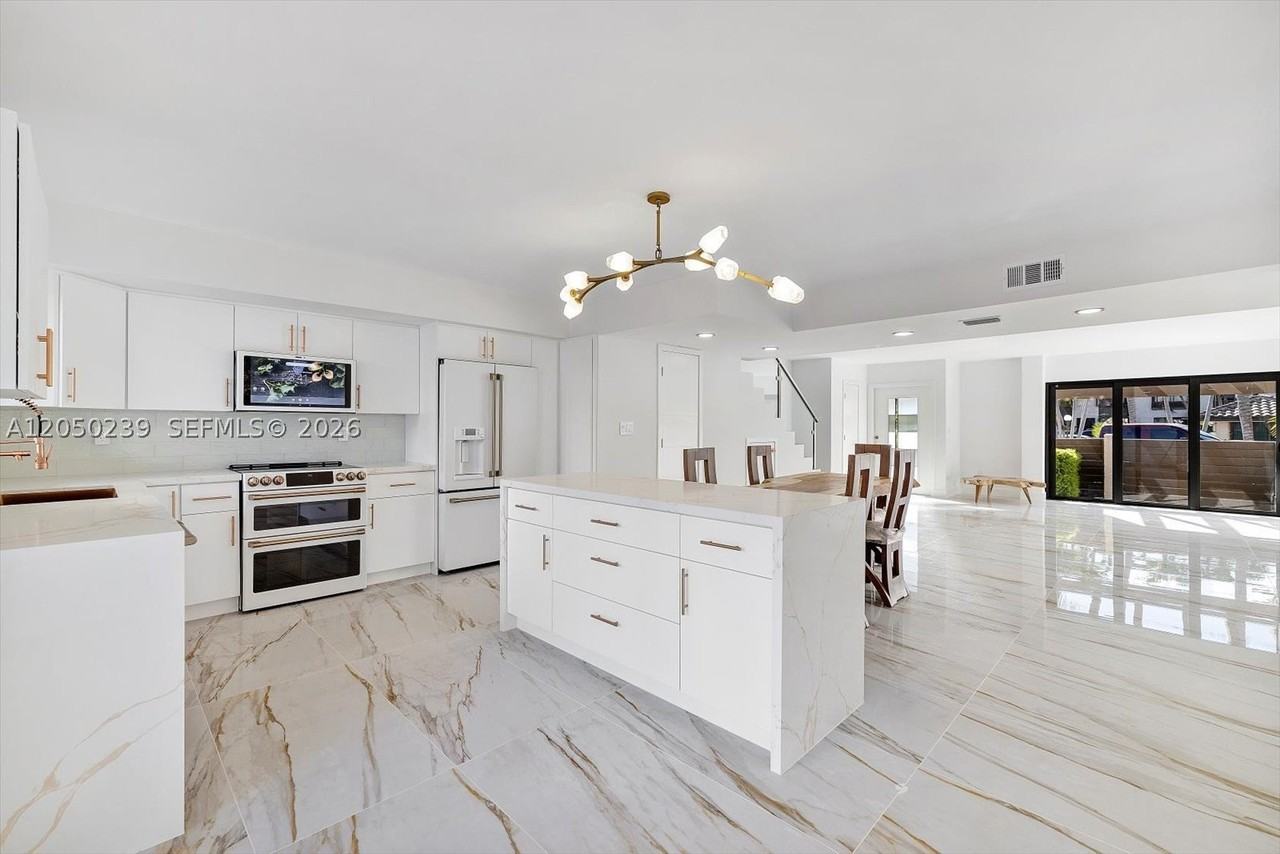 16449 Ne 26th Ave - Photo 2 of 29