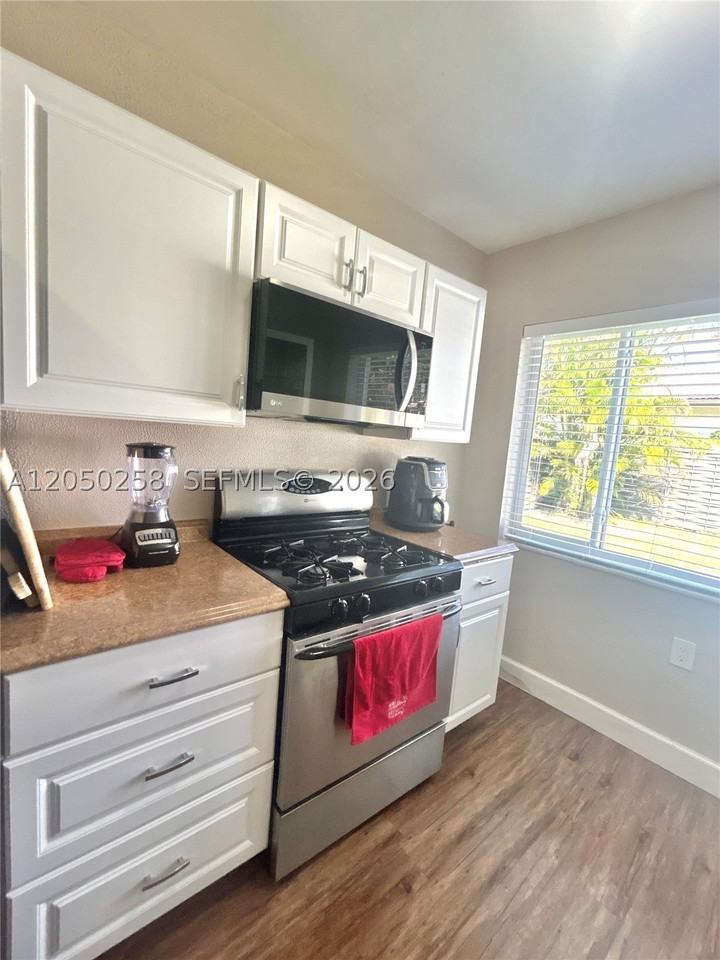 416 Bayberry Dr - Photo 4 of 32