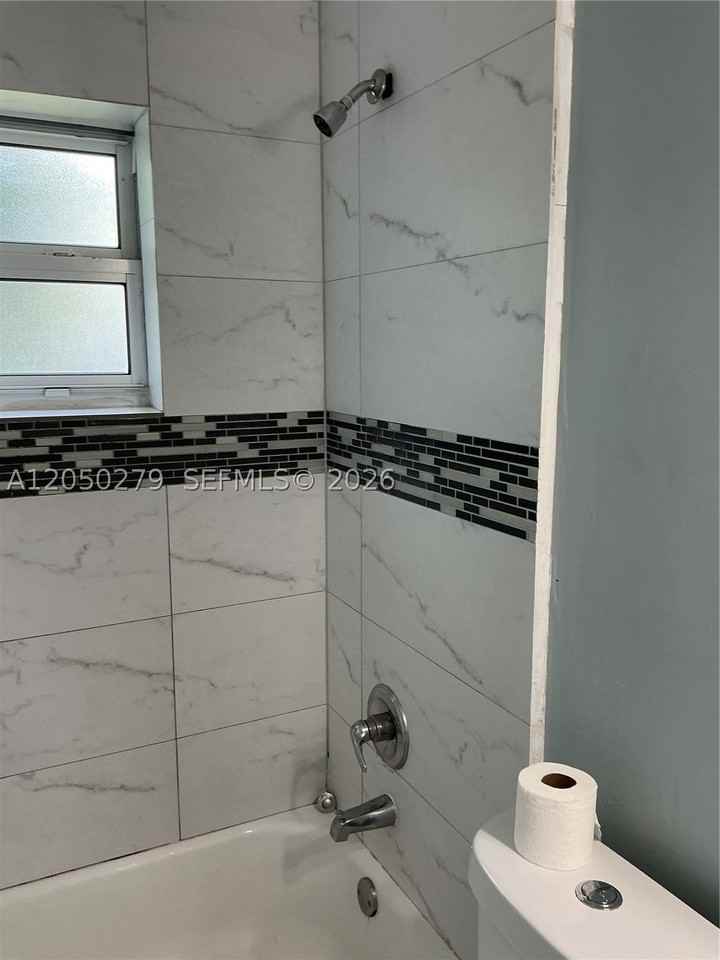 2137 Hayes St #18 - Photo 4 of 8