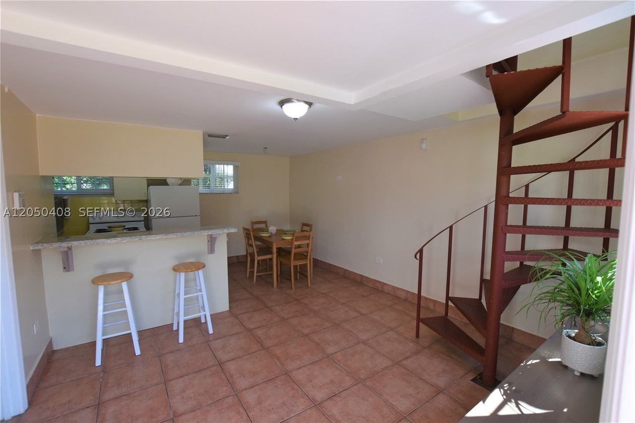 2615 Sw 20th St - Photo 5 of 17