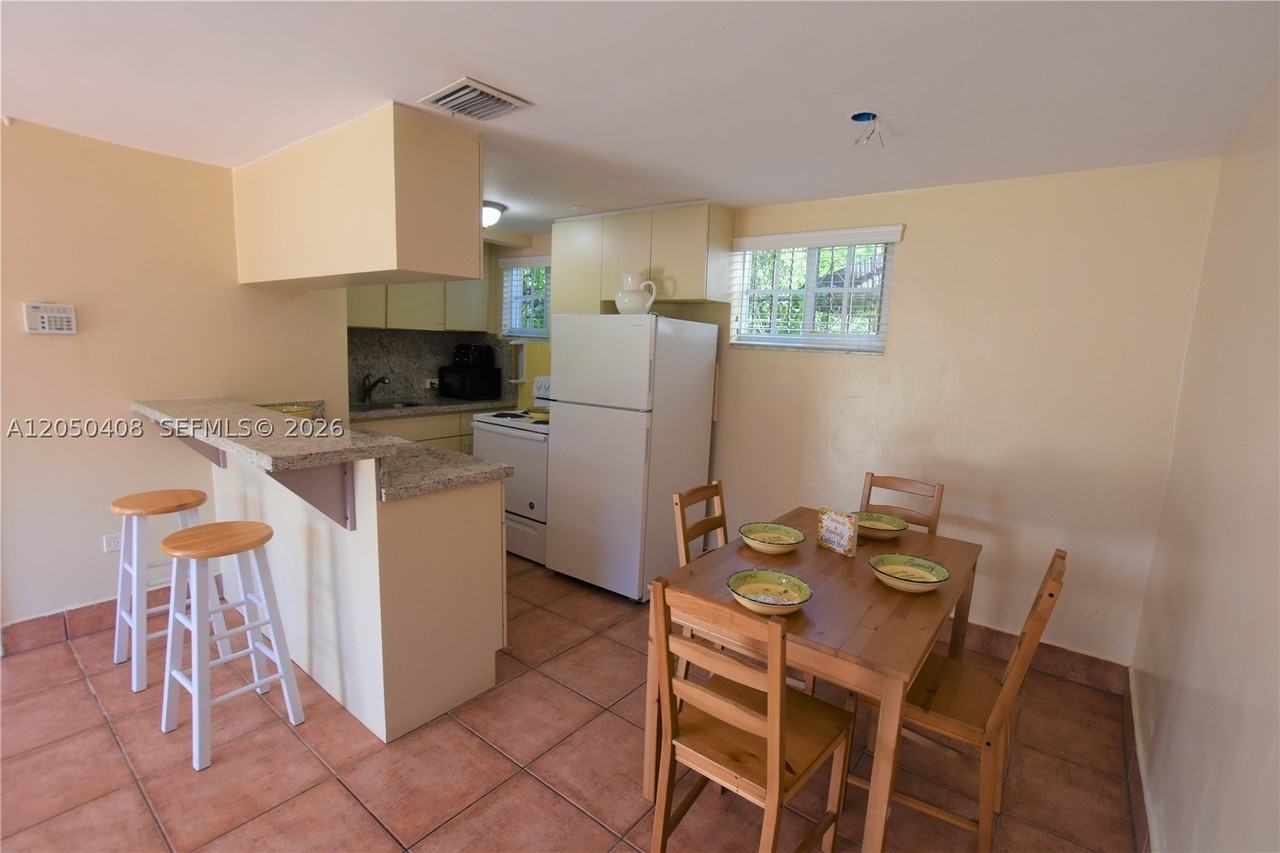 2615 Sw 20th St - Photo 6 of 17