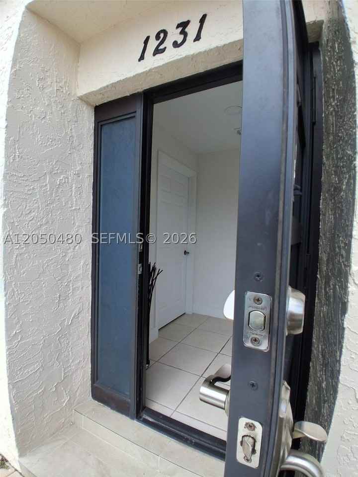 1231 Sw 136th Pl #A - Photo 2 of 11