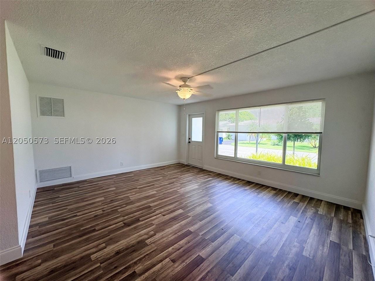 140 Nw 27th St - Photo 3 of 16