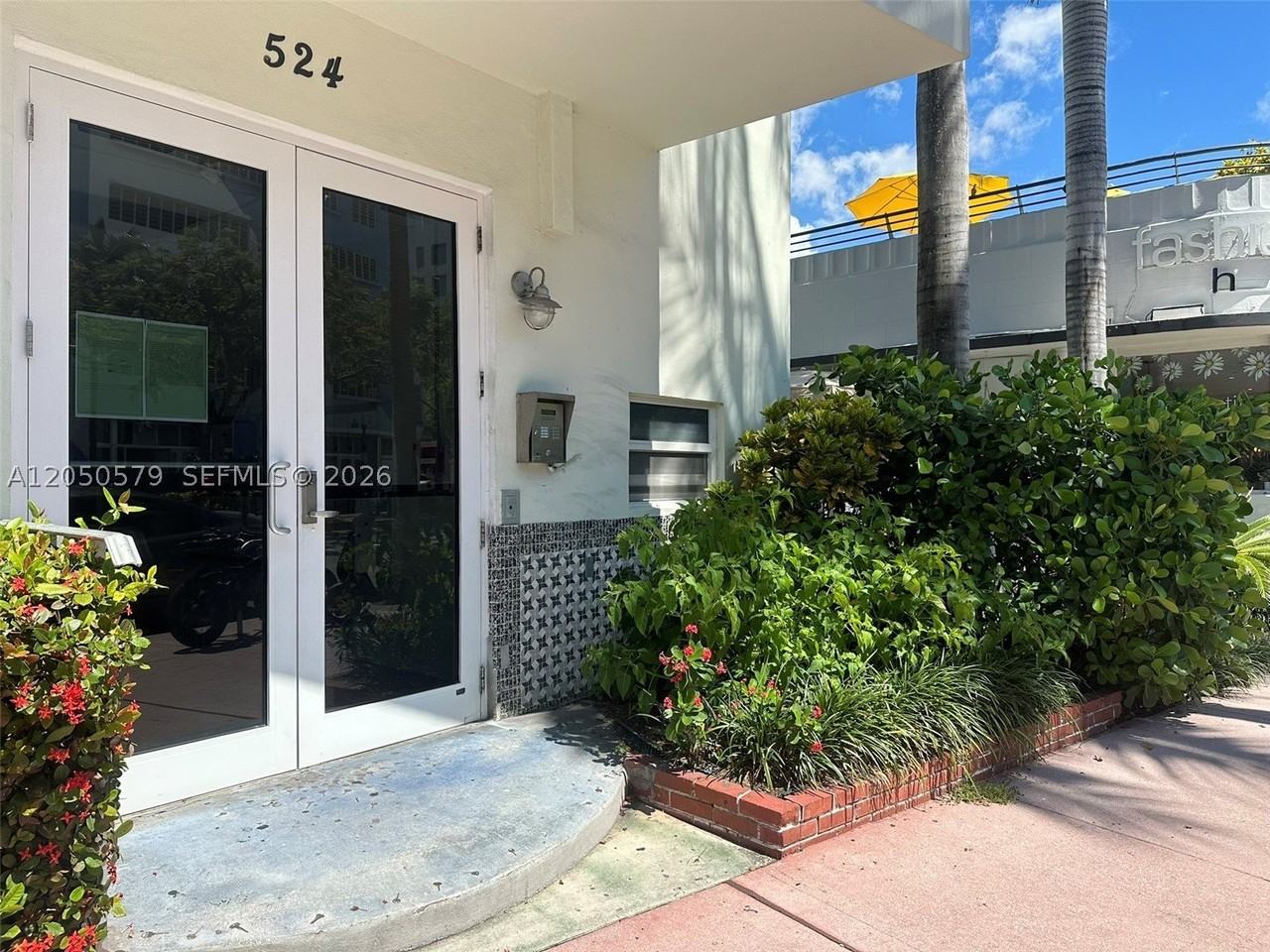 524 Washington Ave #208 - Photo 3 of 23