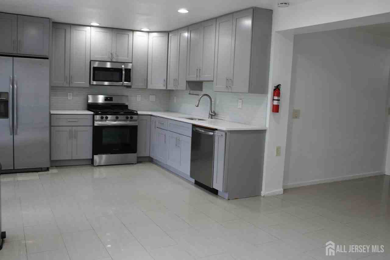 82 Washington Ave - Photo 5 of 25