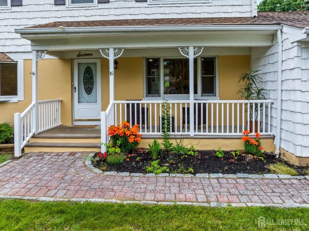 16 London Dr - Photo 3 of 49