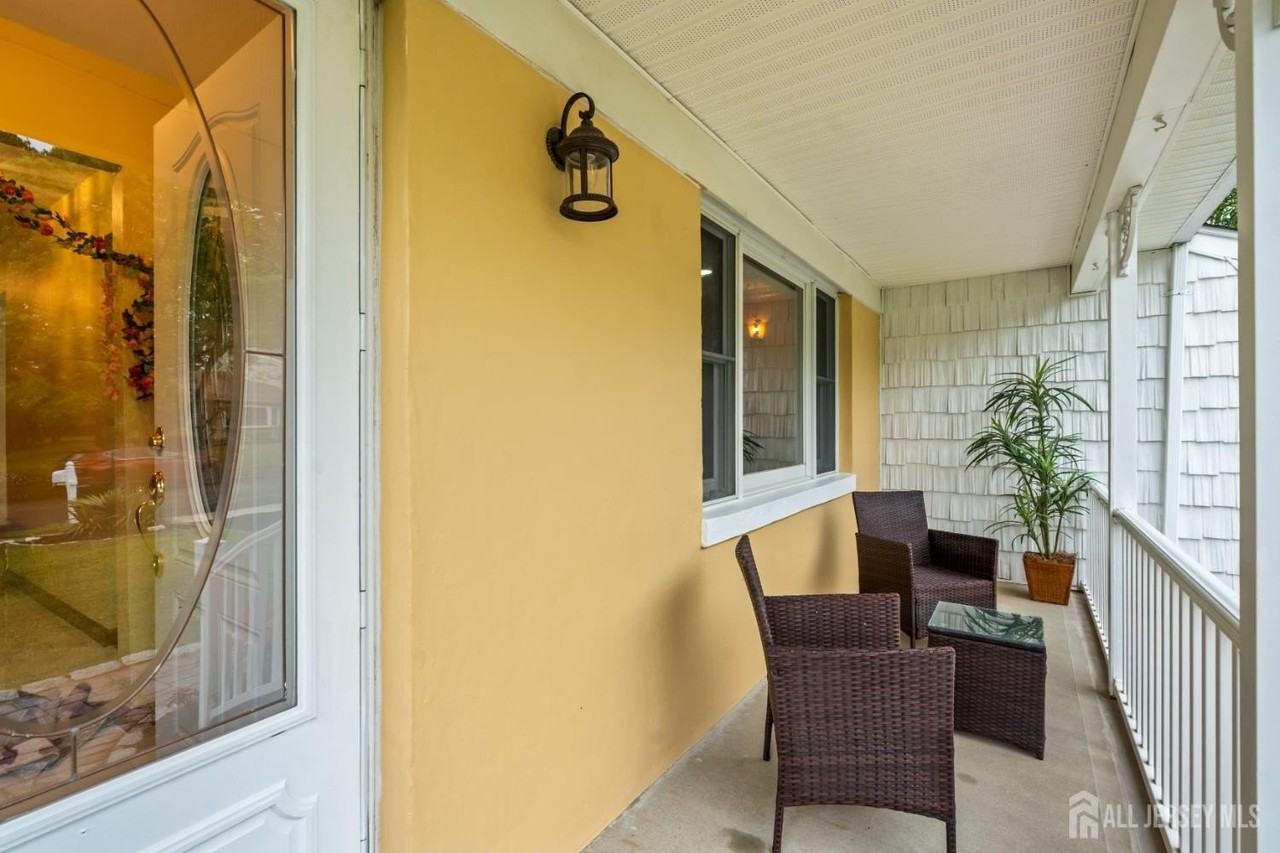 16 London Dr - Photo 4 of 49
