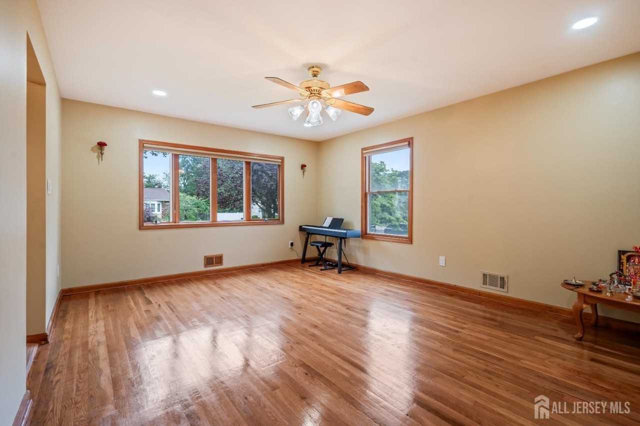 16 London Dr - Photo 6 of 49