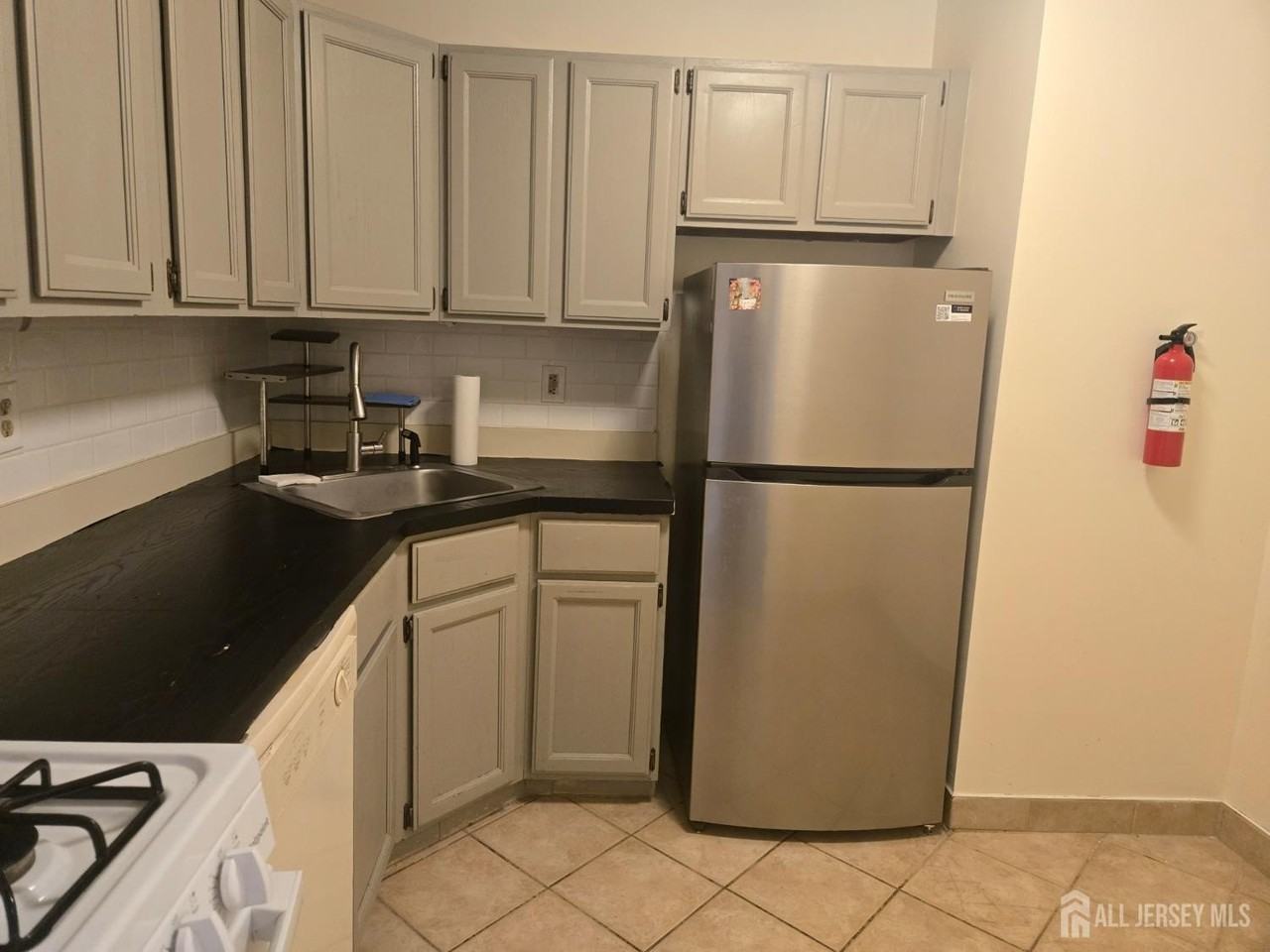 143 College Dr - Photo 3 of 12