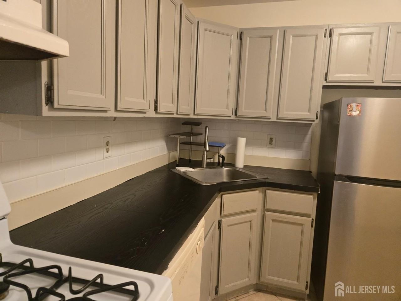143 College Dr - Photo 4 of 12