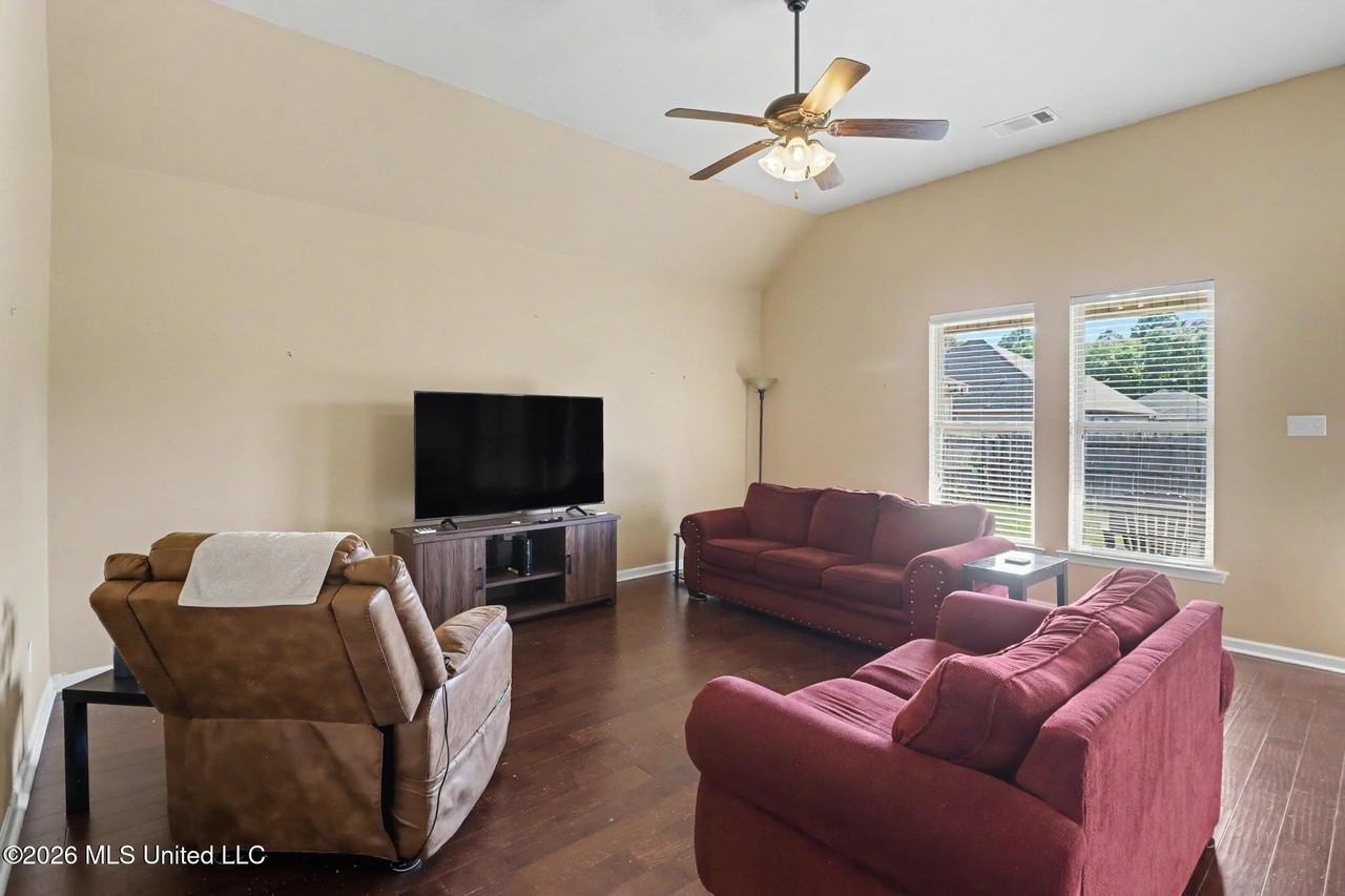 15181 Oberlin Ave - Photo 4 of 20