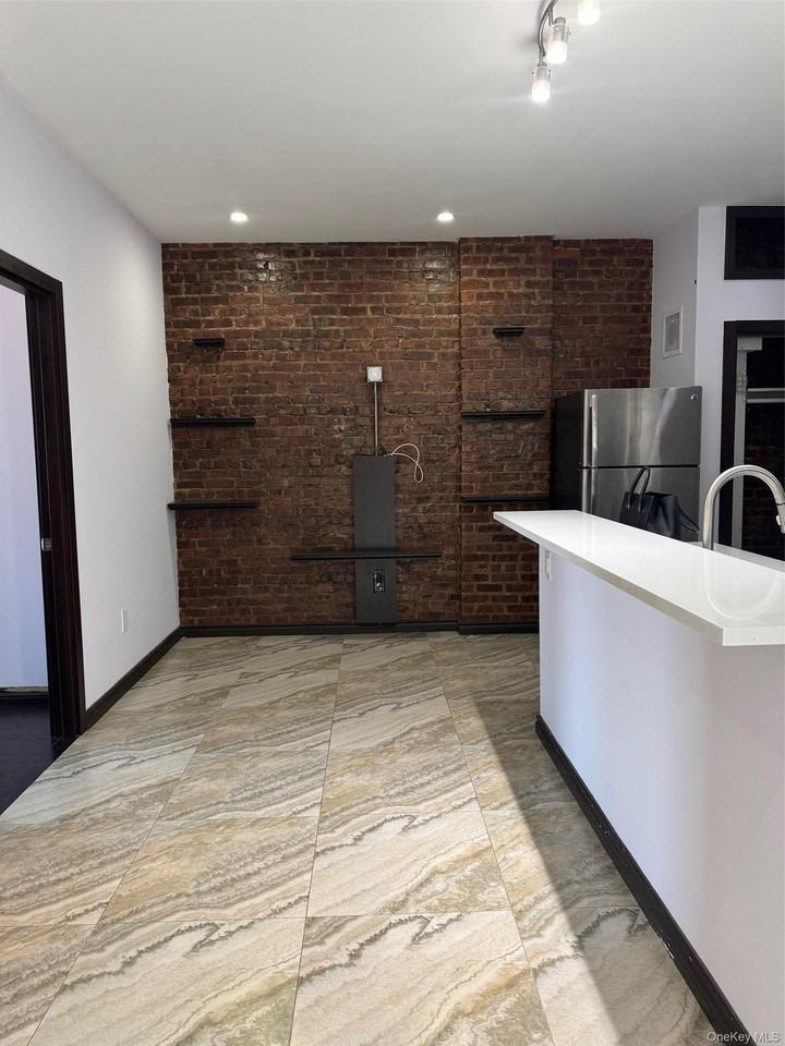 7305 Metropolitan Ave - Photo 3 of 18