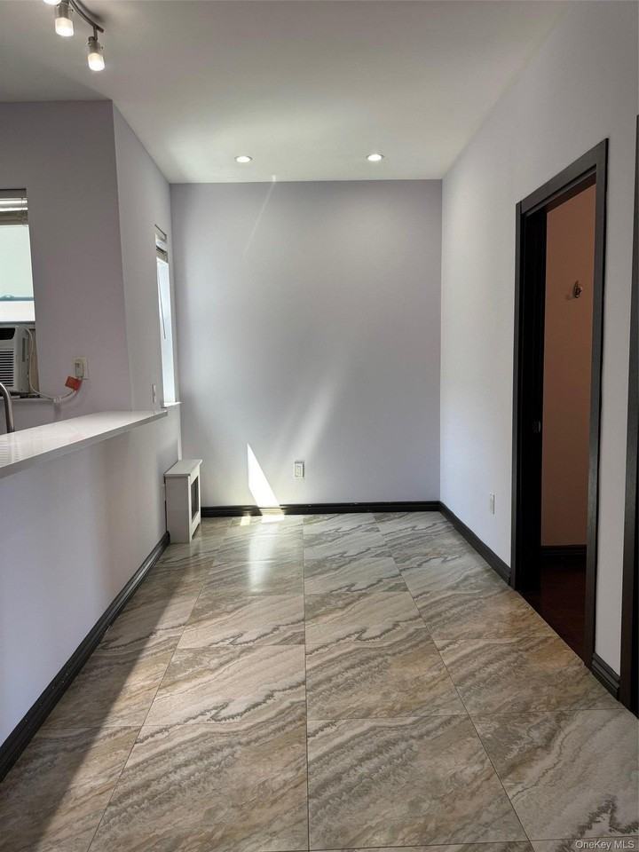 7305 Metropolitan Ave - Photo 4 of 18