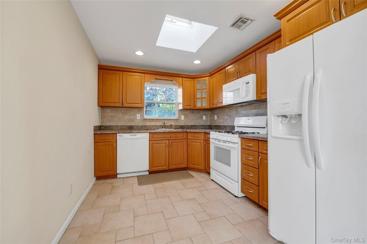 38 Sintsink Dr E - Photo 5 of 20