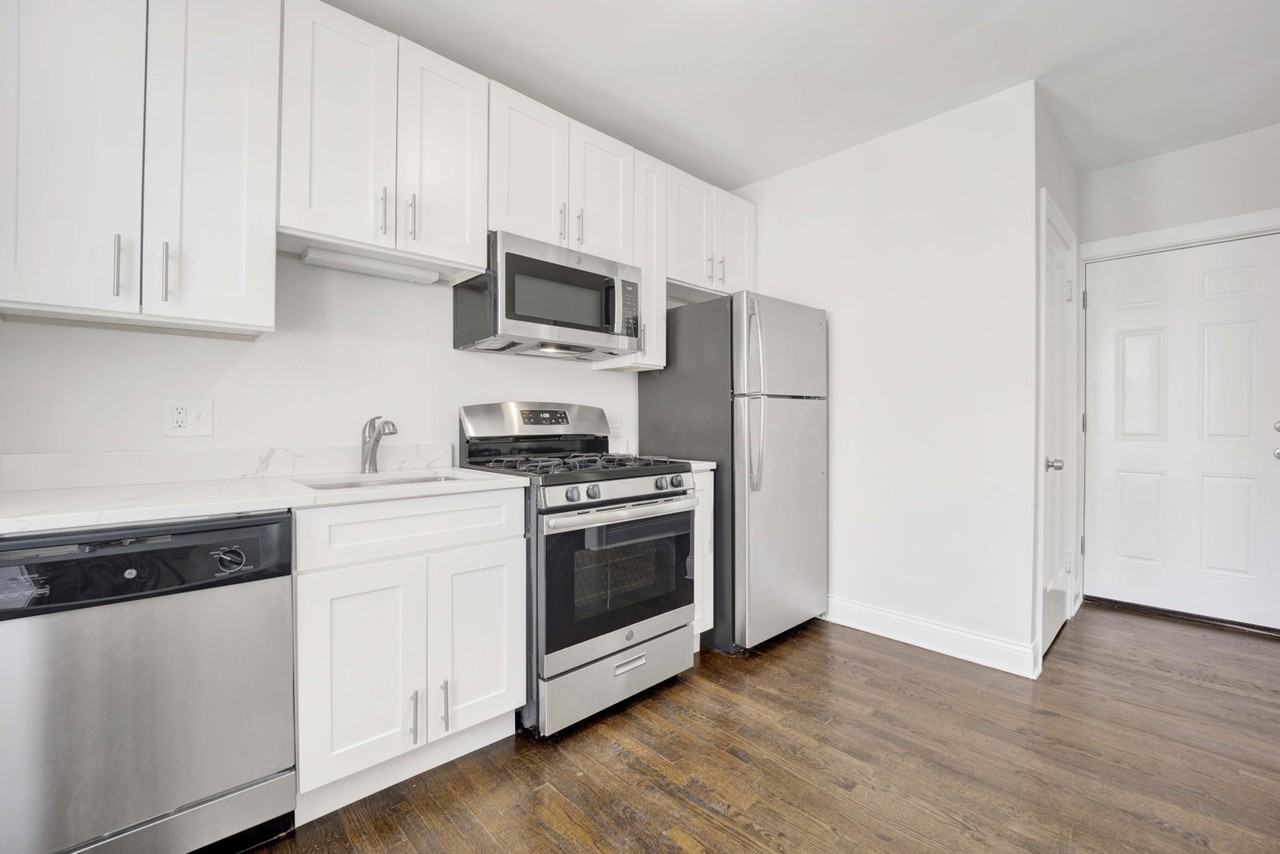 4406 W Altgeld St #2 - Photo 7 of 8