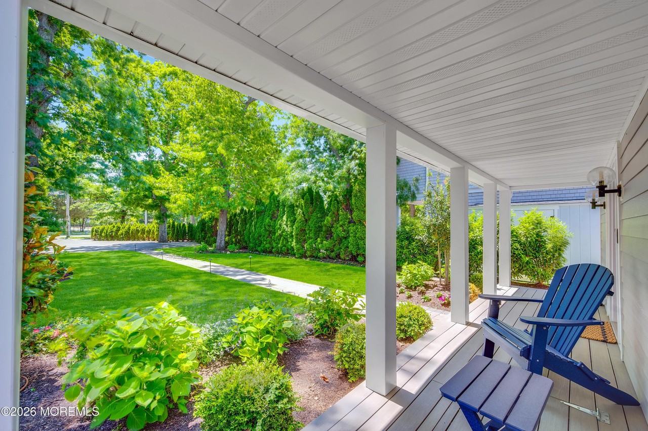 637 Beacon Blvd - Photo 5 of 37