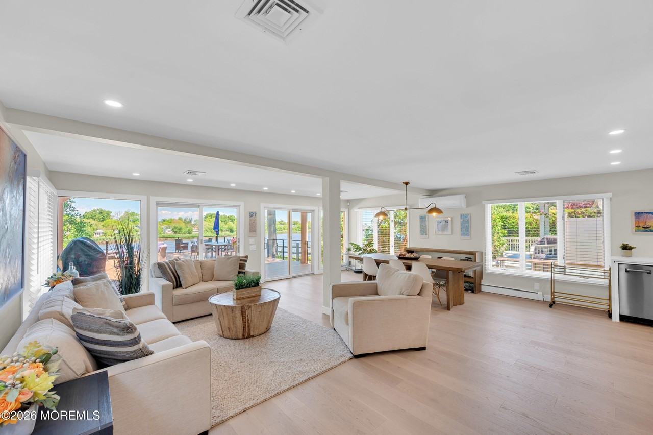637 Beacon Blvd - Photo 6 of 37