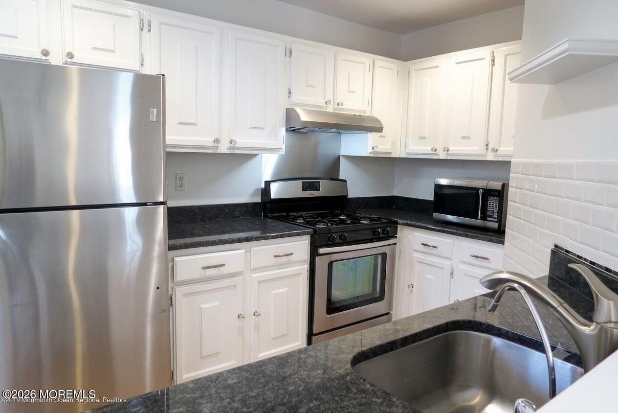 349 Yorkshire Pl - Photo 6 of 22