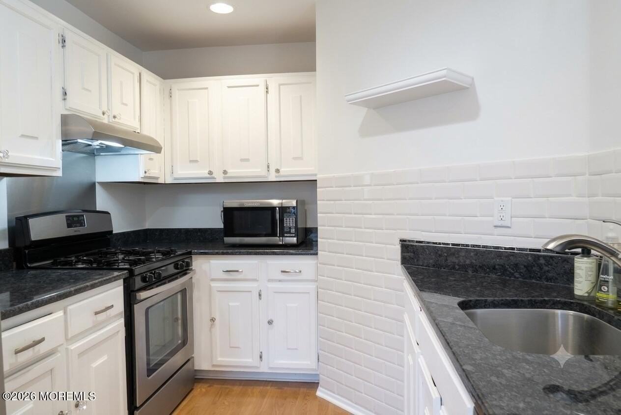 349 Yorkshire Pl - Photo 7 of 22