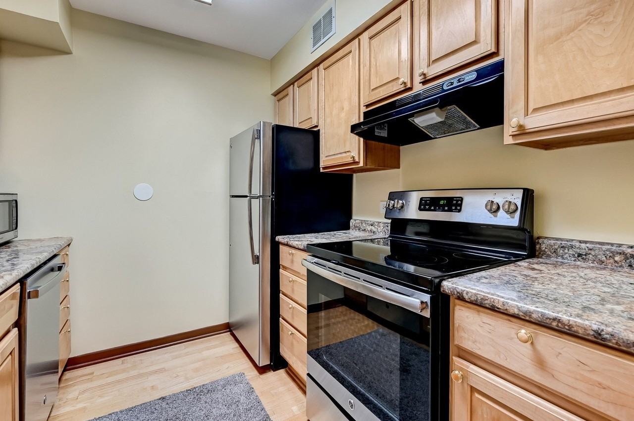 6184 Pinewood Ct #302 - Photo 5 of 10