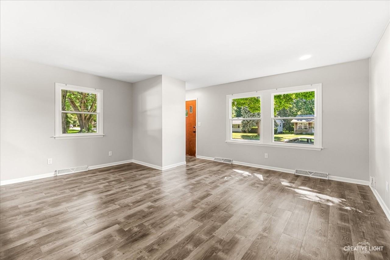 1528 Oak Ln - Photo 3 of 16