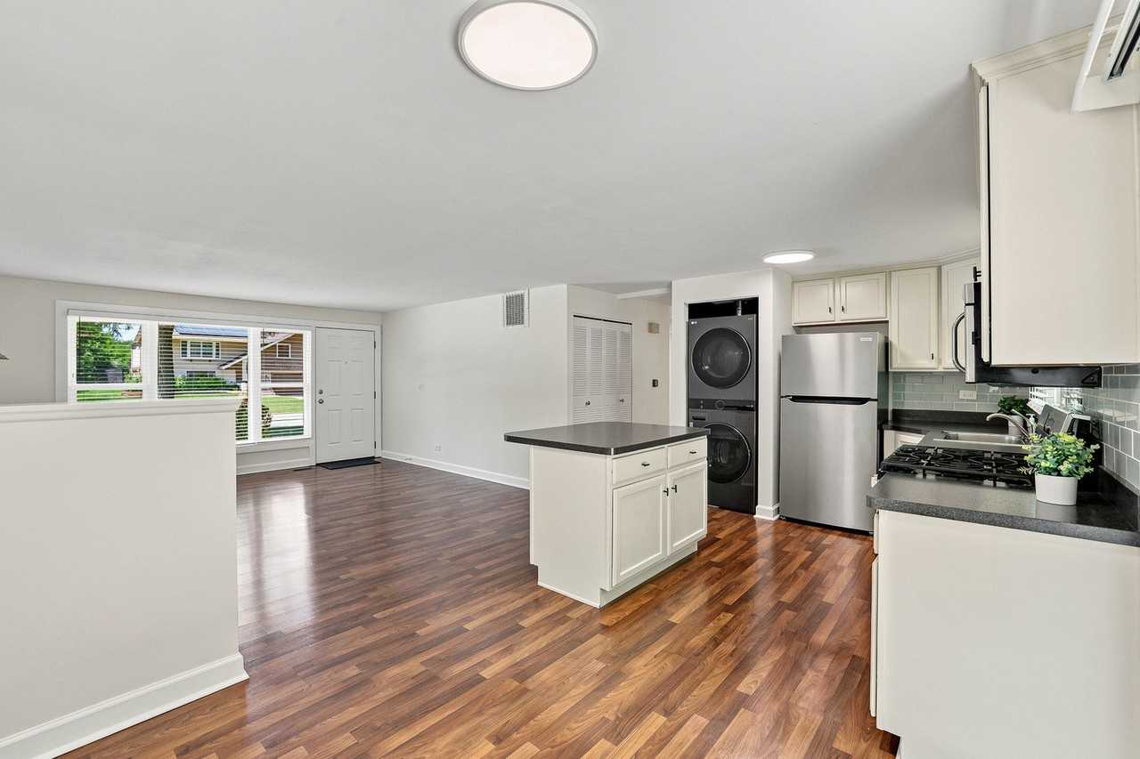 924 Bradford Ln - Photo 4 of 35