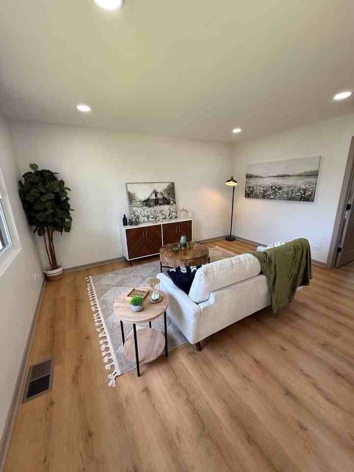 939 S Fletcher Dr - Photo 5 of 9