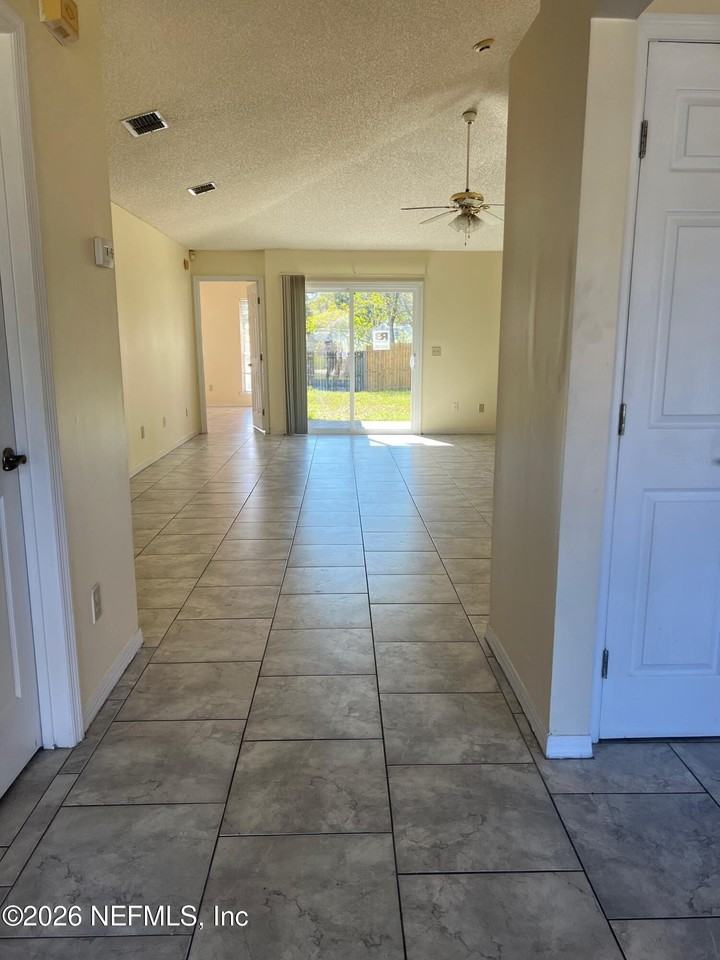 11170 Wandering Oaks Dr - Photo 3 of 15
